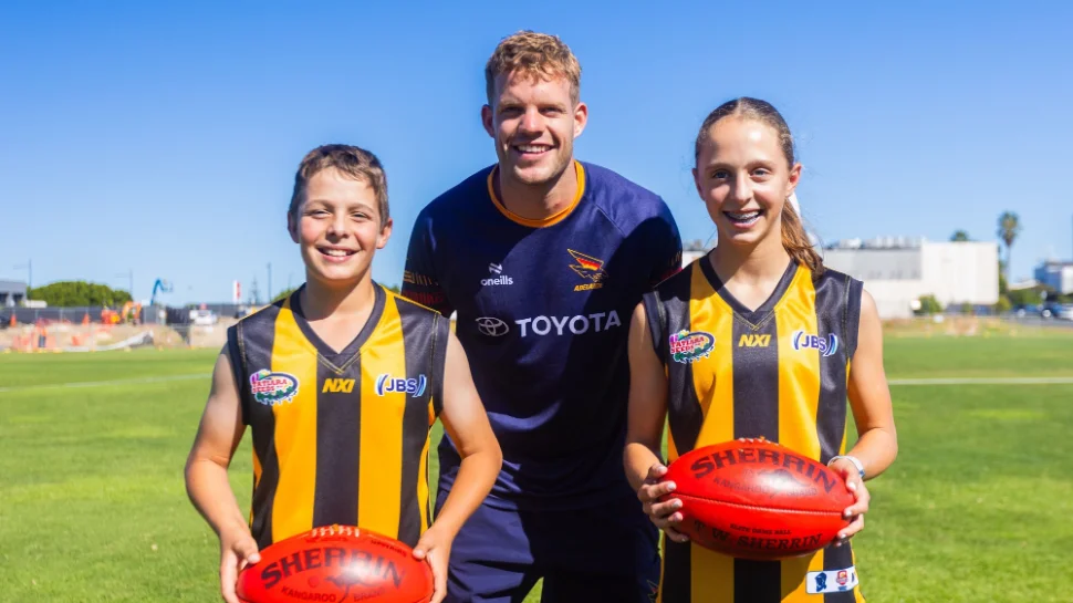 Mundulla-raised AFL player Mitch Hinge, with Mundulla Football Club young players Cooper and Mia Kennett.jpg